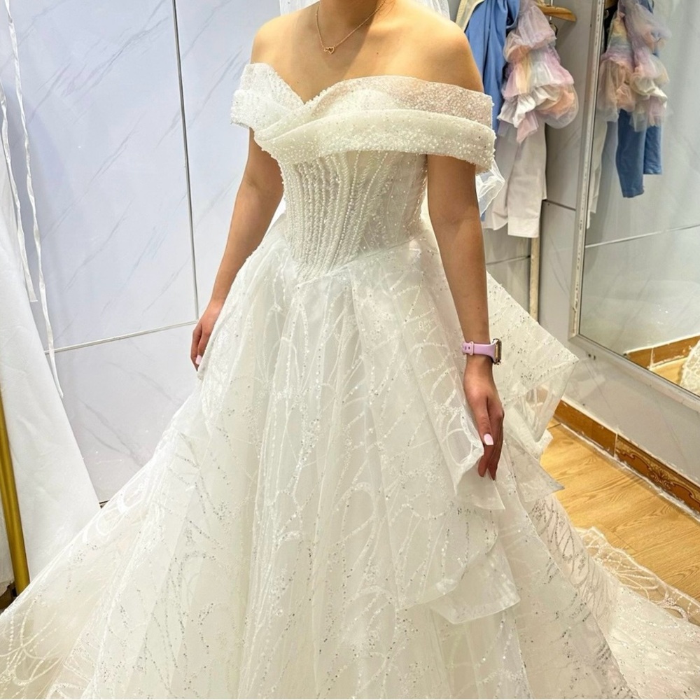 Beautiful brand new wedding dress